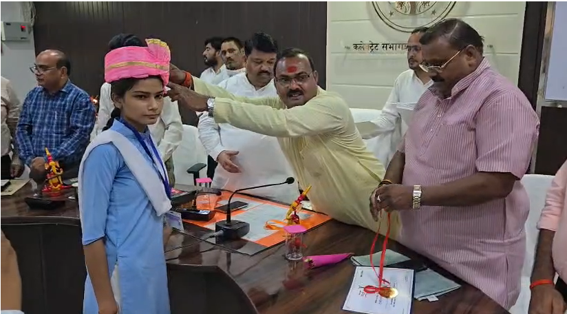 bstvlive's tweet photo. चित्रकूट : मेधावी छात्र-छात्राओं का हुआ सम्मान

➡CDO डीपी पाल, जिलाध्यक्ष भाजपा ने किया सम्मान
➡मेधावियों को 21-21 हजार के सौंपे चेक 

#Chitrakoot #MeritoriousStudents https://t.co/YPCGumHT8e
