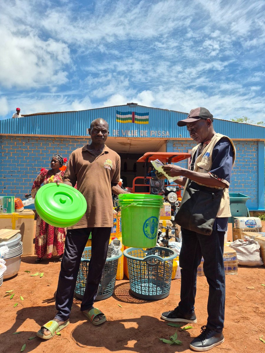 FAOCentrafrique's tweet photo. 250 bénéficiaires à #Pissa et #Mbaïki 🇨🇫 ont reçu leurs kits #AGR grâce au #Projet_TRI de la #FAO financé par @theGEF.
L’objectif de ce soutien : renforcer la résilience économique et soutenir la restauration des paysages forestiers en #RCA. https://t.co/1R5XJZv72q