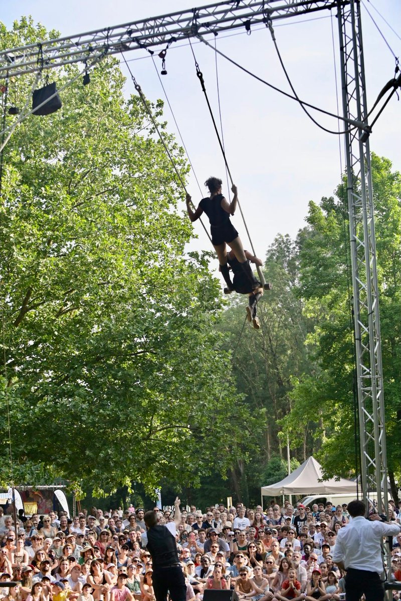 NiortAgglo's tweet photo. Samedi soir, c’était le lancement du festival des arts vivants en plein air de #NiortAgglo, @La5eSaison
à #Echiré au parc de la Sèvre. La Cie Lady Cocktail et Le Baluche des Complices de Monsieur Larsène ont enchanté un public venu en nombre pour cette première. https://t.co/B2Pu9K2ajW