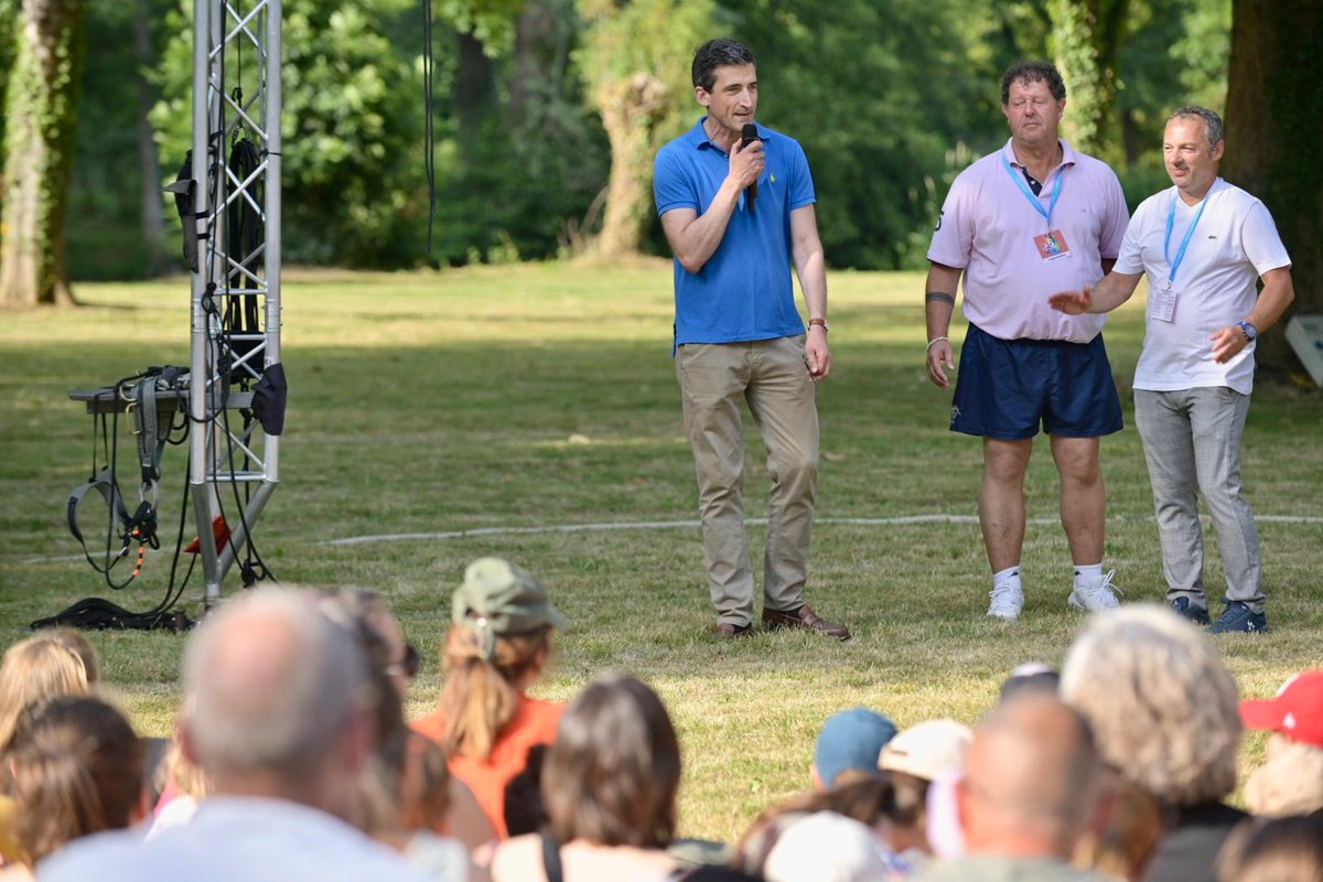 NiortAgglo's tweet photo. Samedi soir, c’était le lancement du festival des arts vivants en plein air de #NiortAgglo, @La5eSaison
à #Echiré au parc de la Sèvre. La Cie Lady Cocktail et Le Baluche des Complices de Monsieur Larsène ont enchanté un public venu en nombre pour cette première. https://t.co/B2Pu9K2ajW