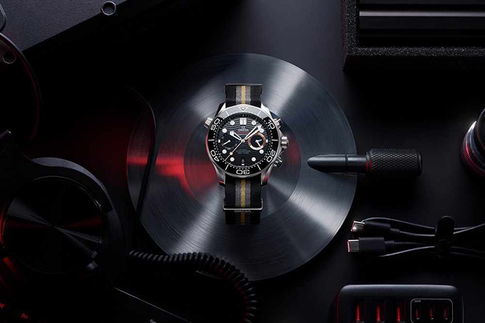 RelojesyEstilo's tweet photo. En el juego, este Seamaster acompaña a un Bond de 26 años y funciona como herramienta: hackeo y desactivación de dispositivos.

⌚️
En la vida real, Omega lo convierte en un cronógrafo de 44 mm en acero y cerámica negra. https://t.co/V7s5hTYAL1