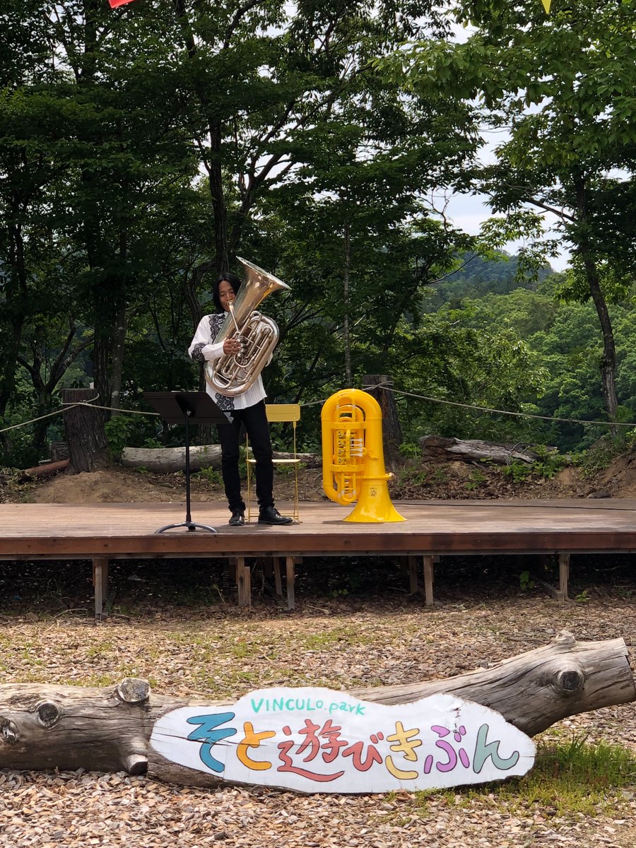 motohashihayato's tweet photo. 初参加のビンクロ「そと遊び気分」上越！！！
お天気にも恵まれ盛り上がりました！
外でチューバソロ、二重奏はレア過ぎる！
ですが皆さま楽しんで頂けました。

演奏前のラジオ出演も楽しかった～🎤
上越教育大学准教授・チューバ奏者
長谷川正規さんにも感謝！ https://t.co/yAM9pQic25