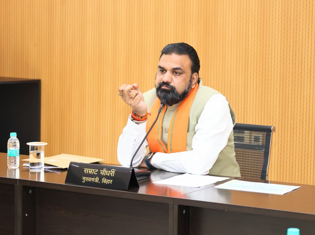 IPRDBihar's tweet photo. माननीय मुख्यमंत्री श्री सम्राट ���ौधरी जी ने आज लोक सेवक आवास स्थित संकल्प सभागार में समाज कल्याण विभाग की उच्चस्तरीय समीक्षा बैठक की।

माननीय मुख्यमंत्री जी ने कहा कि सामाजिक सुरक्षा पेंशन योजनाओं के तहत प्रत्येक माह की 10 तारीख को लाभार्थियों के खातों में राशि का भुगतान हर हाल में सुनिश्चित किया जाए तथा इसमें किसी प्रकार की देरी नहीं होनी चाहिए।

@samrat4bjp