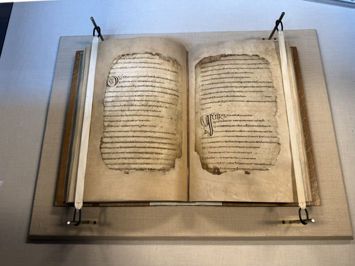 WolfgangFRothe's tweet photo. Mein Highlight in #Irland war die Besichtigung des „Cathach“, einer vom heiligen #Kolumban von #Iona selbst kopierten #Handschrift. Es berührte mich sehr, #Worte zu lesen, die er vor 1400 Jahren eigenhändig zu #Papier (bzw. #Pergament) gebracht hat.

#Irland #Schottland #Dublin https://t.co/tOgxl3AkX3