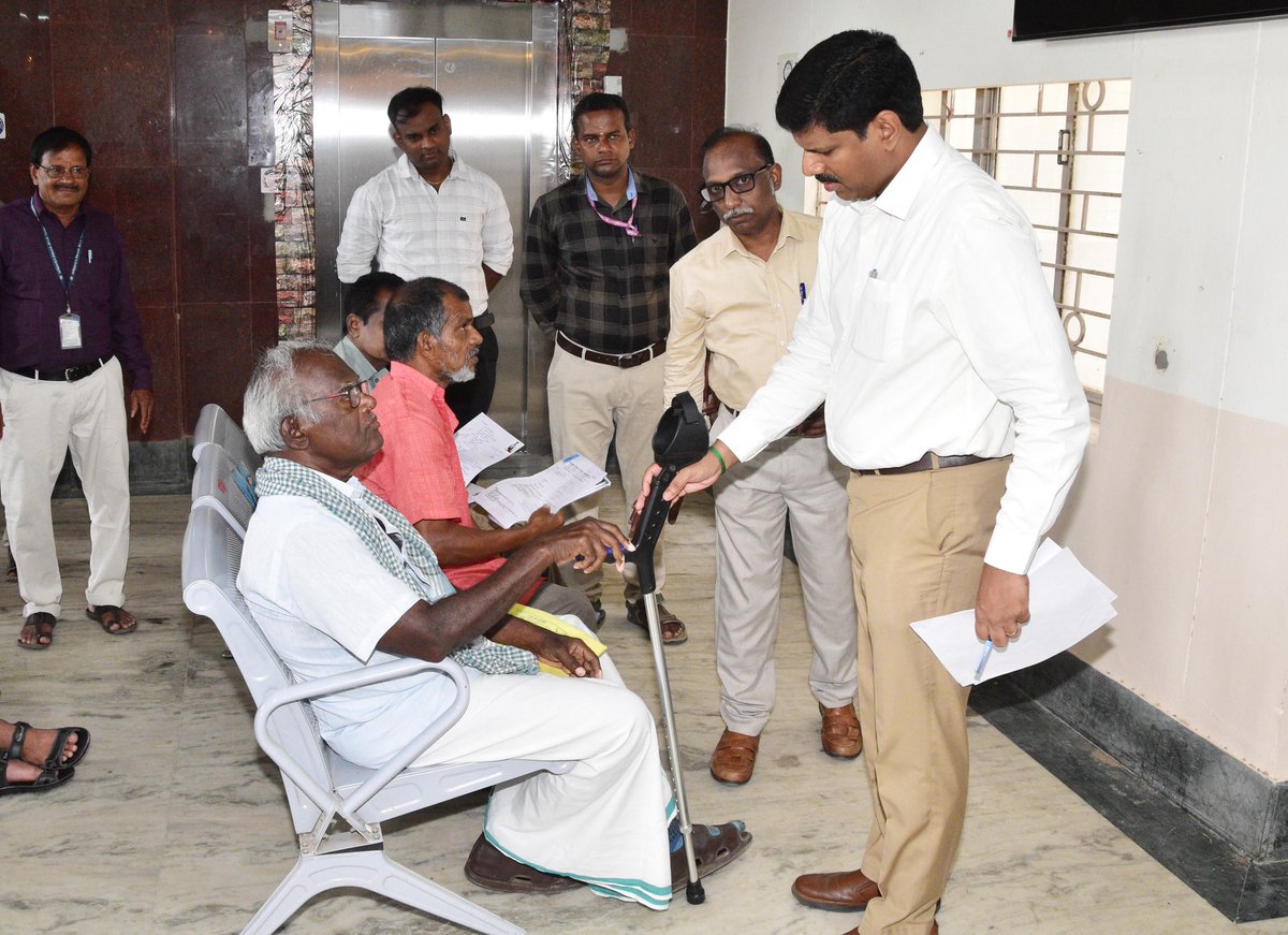 CollectorKarur's tweet photo. கரூர் மாவட்ட ஆட்சியர் அலுவலக கூட்டரங்கில், நடைபெற்ற மக்கள் குறைதீர்க்கும் நாள் கூட்டத்தில் பொதுமக்களிடமிருந்து கோரிக்கை மனுக்களை பெற்றுக் கொண்டு, நலத்திட்ட உதவிகளை வழங்கினேன்.
#TN_GOVT|#Karur |#Monday_GDP https://t.co/EHHKedjwz6