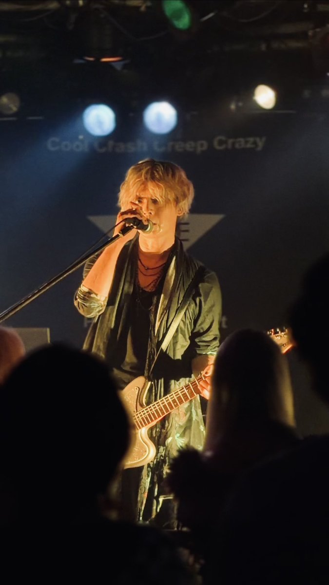Gulalala93's tweet photo. 2026/5/30(土)池袋手刀
盲目ダイアリー presents
「頁一 -ReKKA-」

EDGE

何度も言ってしまうが、相変わらず立ってるだけで絵になってしまうギタリスト………トップからガンガンに箱を揺らしてくれました。
ゲストボーカルでちせさんも出演！ https://t.co/ZIpHyUVu1x