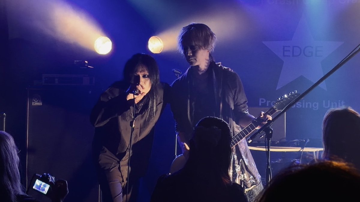 Gulalala93's tweet photo. 2026/5/30(土)池袋手刀
盲目ダイアリー presents
「頁一 -ReKKA-」

EDGE

何度も言ってしまうが、相変わらず立ってるだけで絵になってしまうギタリスト………トップからガンガンに箱を揺らしてくれました。
ゲストボーカルでちせさんも出演！ https://t.co/ZIpHyUVu1x