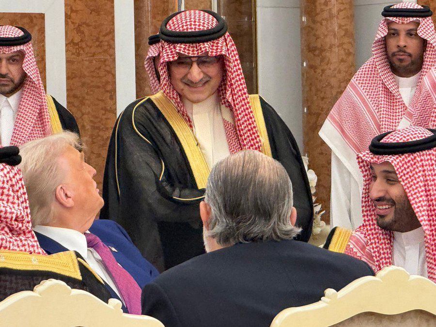 VisionoFund's tweet photo. 📰 تقرير فوربس عن الأمير الوليد بن طلال 💼💰

الأمير الوليد بن طلال كان أكبر رابح بين مليارديرات العالم في 31 مايو 🚀، حيث زادت ثروته بحوالي 949.1 مليون دولار في يوم واحد 💸📈

السبب الرئيسي للزيادة :
صعود سهم شركة المملكة القابضة 📊⬆️ والتي يملك فيها الأمير حوالي 78.13٪ 🏢

📈 ارتفع سهم “المملكة القابضة” بنحو 10% خلال الجلسات الخمس الماضية 🔥
📊 وحقق مكاسب تقارب 20% خلال شهر واحد 📅
🚀 وحوالي 54% منذ بداية 2026 (الأعلى منذ 2016) 📈

وبذلك أصبح ترتيب الوليد بن طلال 113 بين أغنى أثرياء العالم 🌍💰

⸻

📅 اليوم الإثنين 1 يونيو
واصل سهم "المملكة القابضة" الارتفاع بنسبة 10% إضافية 📈🔥
وبذلك زادت ثروة الأمير بمقدار 1 مليار دولار إضافي 💰🚀
