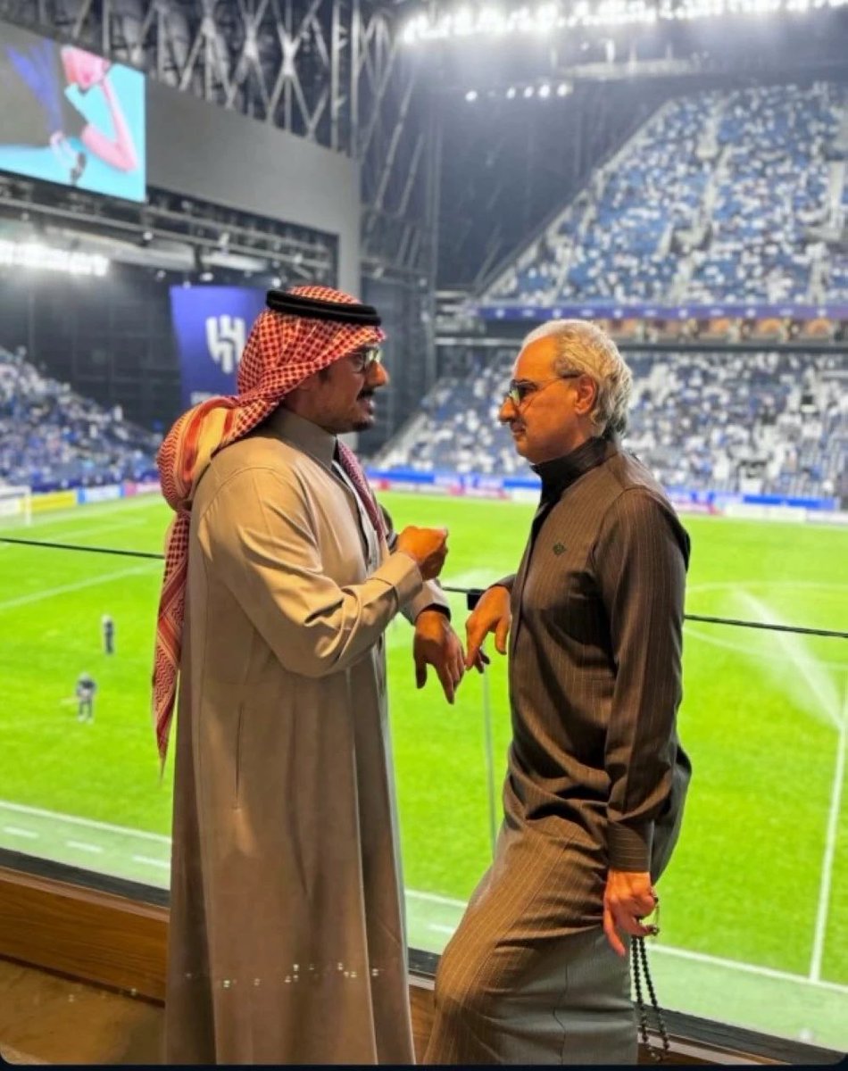 VisionoFund's tweet photo. 📰 تقرير فوربس عن الأمير الوليد بن طلال 💼💰

الأمير الوليد بن طلال كان أكبر رابح بين مليارديرات العالم في 31 مايو 🚀، حيث زادت ثروته بحوالي 949.1 مليون دولار في يوم واحد 💸📈

السبب الرئيسي للزيادة :
صعود سهم شركة المملكة القابضة 📊⬆️ والتي يملك فيها الأمير حوالي 78.13٪ 🏢

📈 ارتفع سهم “المملكة القابضة” بنحو 10% خلال الجلسات الخمس الماضية 🔥
📊 وحقق مكاسب تقارب 20% خلال شهر واحد 📅
🚀 وحوالي 54% منذ بداية 2026 (الأعلى منذ 2016) 📈

وبذلك أصبح ترتيب الوليد بن طلال 113 بين أغنى أثرياء العالم 🌍💰

⸻

📅 اليوم الإثنين 1 يونيو
واصل سهم "المملكة القابضة" الارتفاع بنسبة 10% إضافية 📈🔥
وبذلك زادت ثروة الأمير بمقدار 1 مليار دولار إضافي 💰🚀
