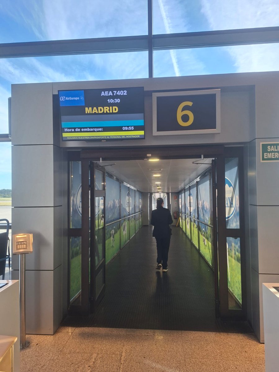 aena's tweet photo. El #Aeropuerto de #Asturias suma 4 vuelos diarios con el #Aeropuerto Adolfo Suárez #Madrid-Barajas de la mano de @AirEuropa👏🏼👏🏼

La aerolínea, que no operaba en el aeropuerto desde la pandemia, ofrecerá una llegada 🛬 y una salida 🛫 por la mañana 🌞 y por la noche 🌚 todos los días de la semana.

¡Buen viaje y felices vuelos! #AeropuertosAena
