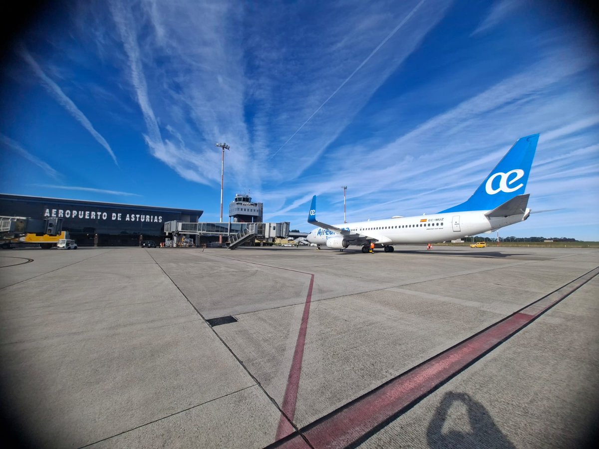 aena's tweet photo. El #Aeropuerto de #Asturias suma 4 vuelos diarios con el #Aeropuerto Adolfo Suárez #Madrid-Barajas de la mano de @AirEuropa👏🏼👏🏼

La aerolínea, que no operaba en el aeropuerto desde la pandemia, ofrecerá una llegada 🛬 y una salida 🛫 por la mañana 🌞 y por la noche 🌚 todos los días de la semana.

¡Buen viaje y felices vuelos! #AeropuertosAena