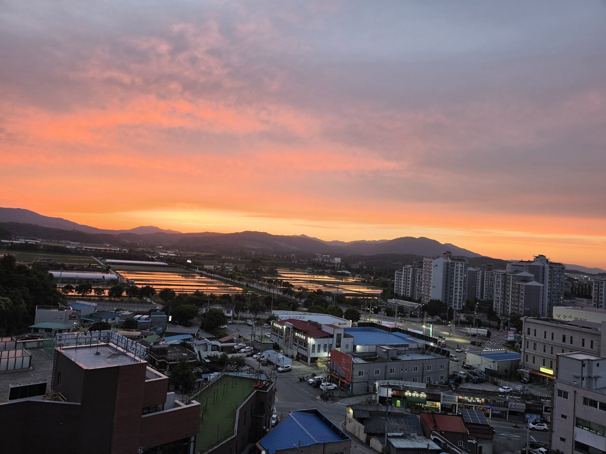 psd007c's tweet photo. 우리집 창문에서 바라본 모습!
일몰이 일출보다 더 화려하다. 인생도 그러한 것인지 모르겠다. https://t.co/SSDdzMG6wl
