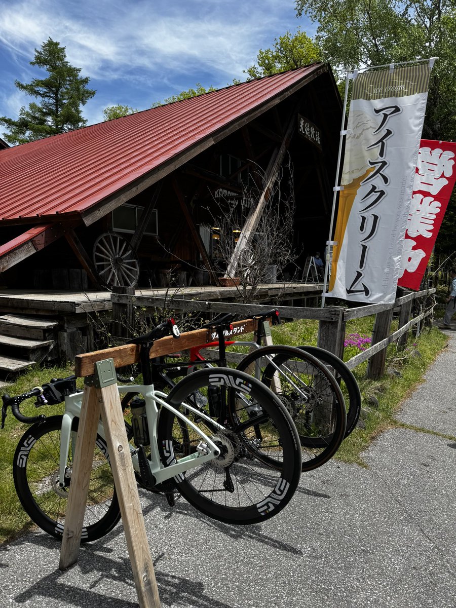 tourermode's tweet photo. 昨日は奥日光ライドでキヨゾーさん、ともさんと3人でいろは坂〜金精峠⛰️へ行ってきました！

前回同様キヨゾーさんによる観光ガイド付きの至れり尽くせりのアテンドをして頂き
ました！

お二人とも楽しい時間をありがとうございました😊

自転車とSNSを通じての出会いに感謝✨
#ロードバイク https://t.co/Gx4iBkxonR