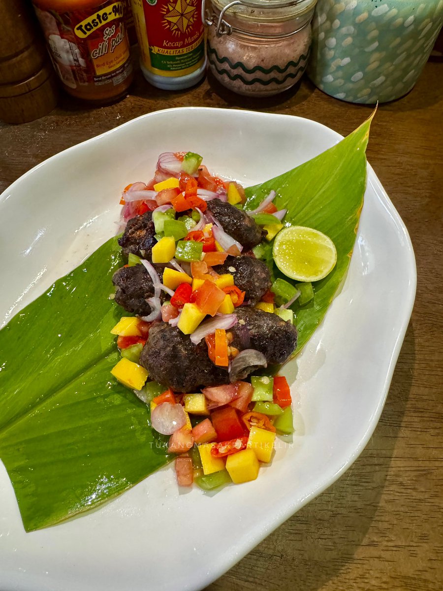 masakpartikelir's tweet photo. No skill issues cooking club
#WeekendDaging hari ini masak menu pertama dari daging qurban. Daging kambing (gatau bagian apa) digiling dengan perbumbuan: bawang putih, bawang merah, biji ketumbar, cabe, daun ketumbar, jinten, pala, season dg lada, garam, dan gula jawa
Jaga komposisi lemak > 25% supaya tetap basah atau moist biar hasilnya juicy, dikira-kira aja
Bentuk adonan lalu tusuk dengan jeruji sepeda alias tusukan sate klathak. Kumasak dengan cara diasap, bukan dibakar!
Kuhidangkan dengan sambal dabu-dabu iris, sedikit twist kutambahkan mangga muda
Bisa bayangkan sendiri kan rasanya?
Aku ulangi, yg bilang daging qurban ga enak = skill issue aja
Baiknya hidangan ini dinamain apa?
CC @arieparikesit @raykairi @Maeliani07