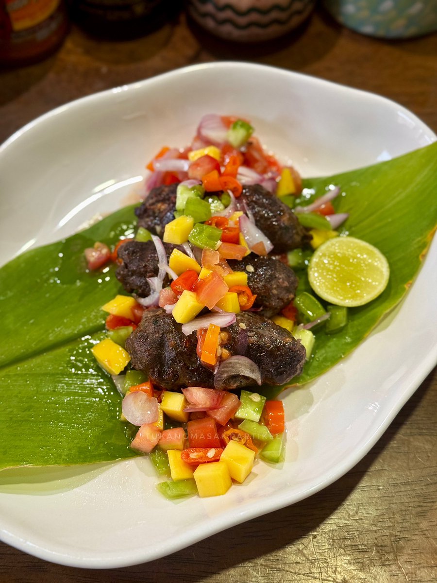 masakpartikelir's tweet photo. No skill issues cooking club
#WeekendDaging hari ini masak menu pertama dari daging qurban. Daging kambing (gatau bagian apa) digiling dengan perbumbuan: bawang putih, bawang merah, biji ketumbar, cabe, daun ketumbar, jinten, pala, season dg lada, garam, dan gula jawa
Jaga komposisi lemak > 25% supaya tetap basah atau moist biar hasilnya juicy, dikira-kira aja
Bentuk adonan lalu tusuk dengan jeruji sepeda alias tusukan sate klathak. Kumasak dengan cara diasap, bukan dibakar!
Kuhidangkan dengan sambal dabu-dabu iris, sedikit twist kutambahkan mangga muda
Bisa bayangkan sendiri kan rasanya?
Aku ulangi, yg bilang daging qurban ga enak = skill issue aja
Baiknya hidangan ini dinamain apa?
CC @arieparikesit @raykairi @Maeliani07