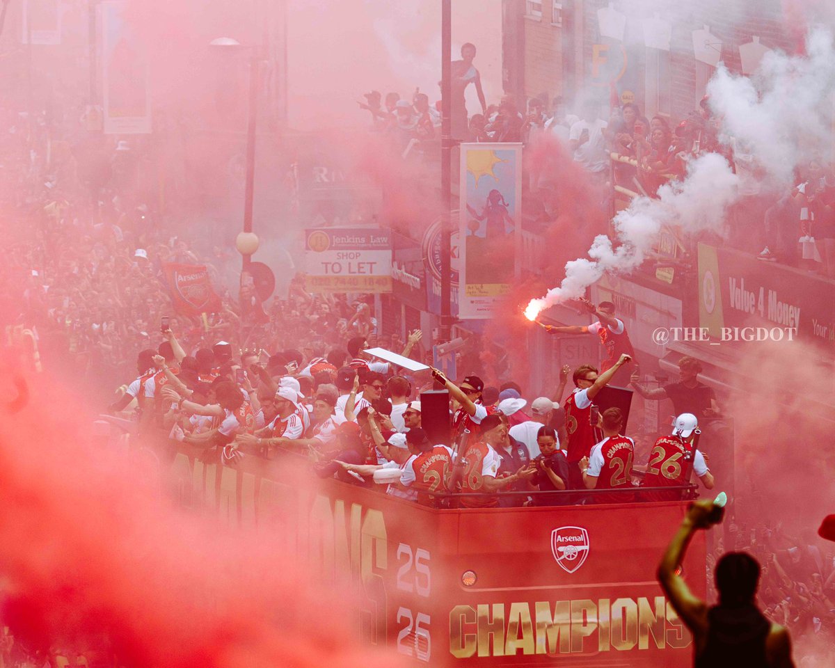 the_bigdot's tweet photo. Sometimes the best images come with the biggest challenges.
Photographing @Arsenal  parade along Blackstock Road meant navigating packed streets, blocked access points & thousands of fans. The only option was to find an elevated position, Moments like this sets the story apart.
Photos by @the_bigdot 
Check the thread for more images
