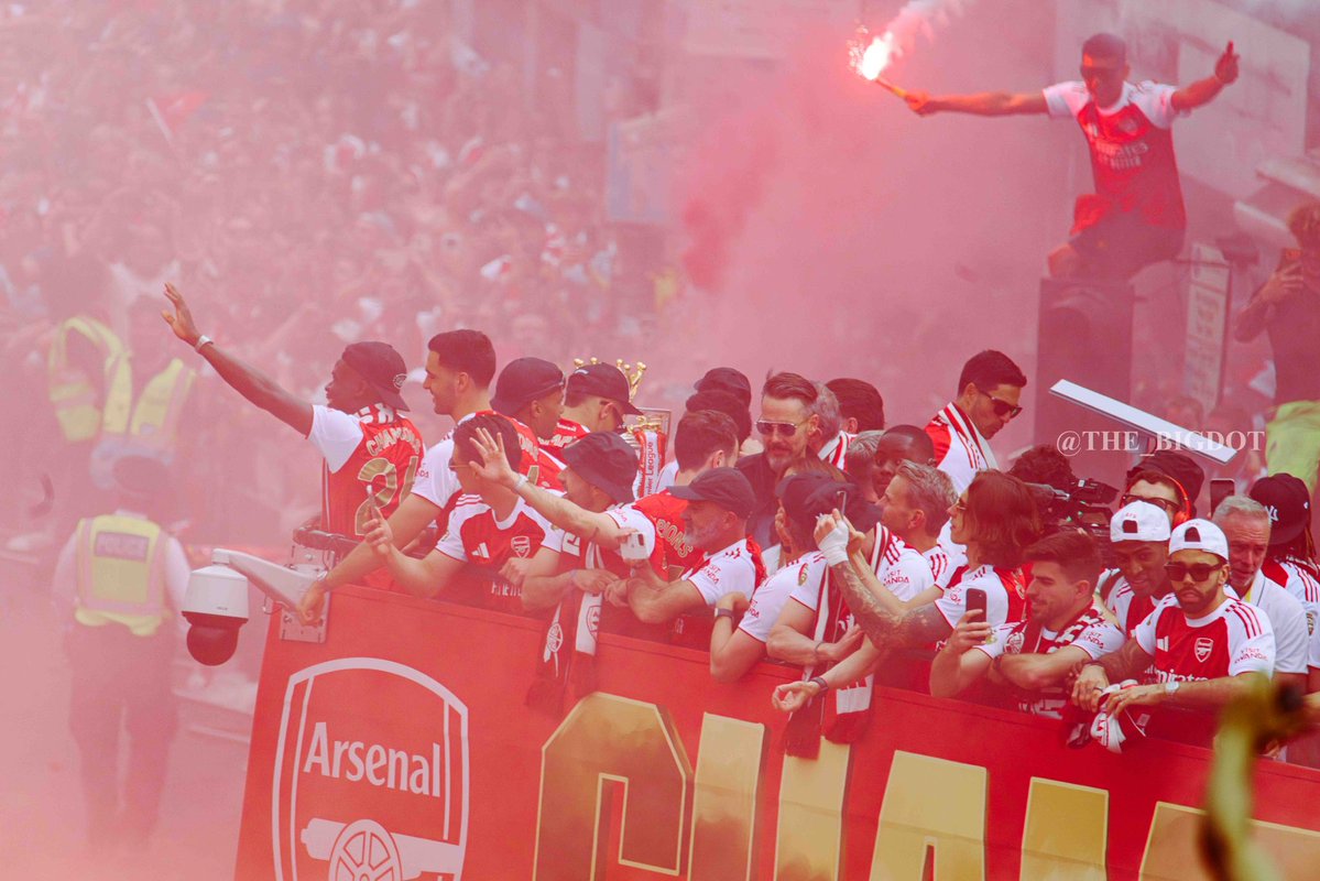 the_bigdot's tweet photo. Sometimes the best images come with the biggest challenges.
Photographing @Arsenal  parade along Blackstock Road meant navigating packed streets, blocked access points & thousands of fans. The only option was to find an elevated position, Moments like this sets the story apart.
Photos by @the_bigdot 
Check the thread for more images
