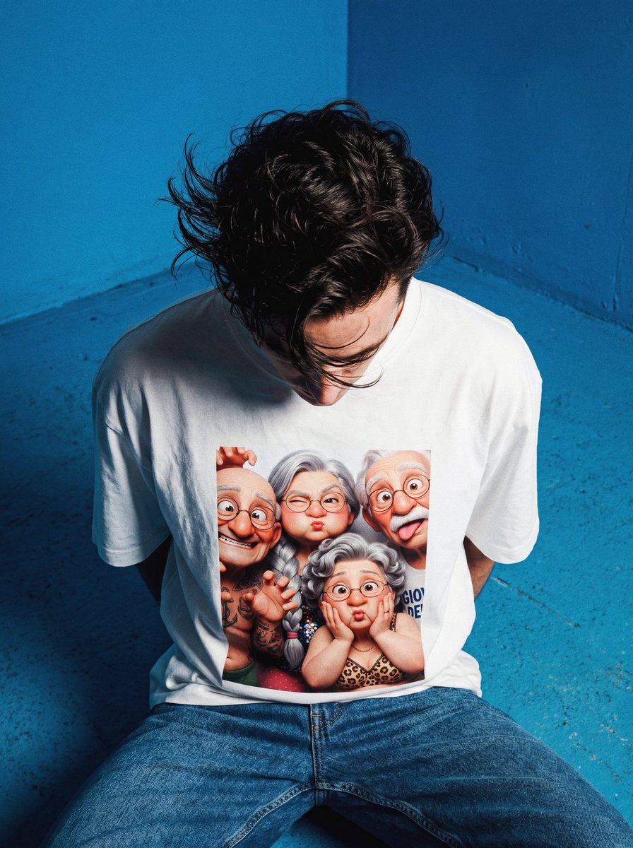 michele_bravi's tweet photo. IO TU LEI LUI è una commedia degli 
equivoci, un groviglio di intrecci caotici e strampalati.

Un nuovo capitolo che si aggiunge al mio album COMMEDIA MUSICALE, in cui i protagonisti sono quattro vecchietti spregiudicati.

https://t.co/4c8Ye819nu

🎪☁️ https://t.co/iVNh19MJQH