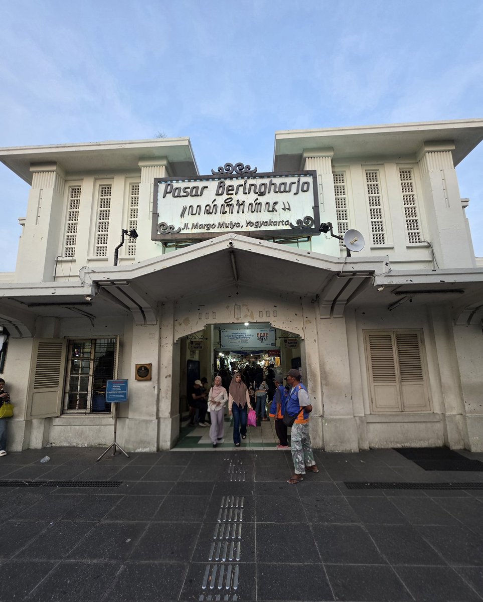 itsdoctorsim's tweet photo. Pasar Beringharjo in Yogyakarta. https://t.co/O7VCVVDFTC