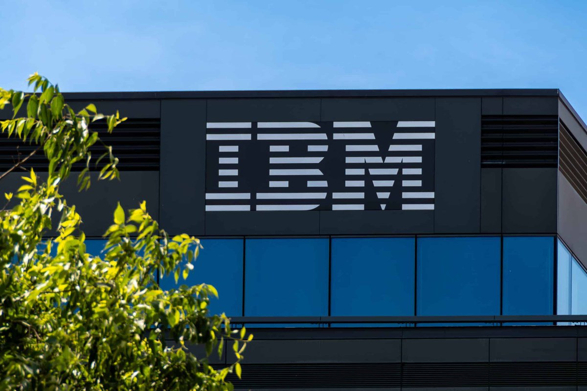 WallStAlphaPro's tweet photo. IBM just landed a fresh Overweight rating...

$IBM was initiated by Barclays with a $350 price target, citing software strength, sticky enterprise customers and a stable earnings growth story.

👉 Analyst Ratings: 1 Strong Buy, 12 Buy, 7 Hold, 0 Sell. https://t.co/bfruhknMKi
