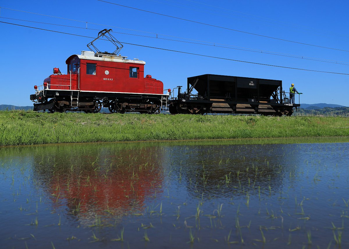 Mc250901's tweet photo. 2026年5月30日、31日
弘南鉄道 ED333+ホキ
ご縁がありまして弘南鉄道貸切に参加させていただきました！
天気に恵まれ夕方の良い光線でED333の黒石方を撮影できて最高の遠征になりました！
主催者様、弘南鉄道の皆様ありがとうございました！ https://t.co/0SZYZ62KSu