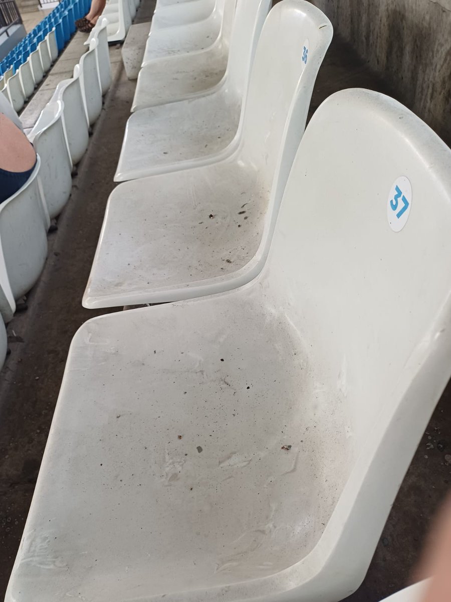 prcsantander's tweet photo. Esto se han encontrado los asistentes al Pabellón de #LaAlbericia en la competición de gimnasia rítmica🏟️

Así estaba parte del graderío🪑❌ Una falta de respeto a las familias que nos mandan las fotos y a la imagen de la ciudad. Otra denuncia más sobre este pabellón emblemático https://t.co/v01HKQHfac