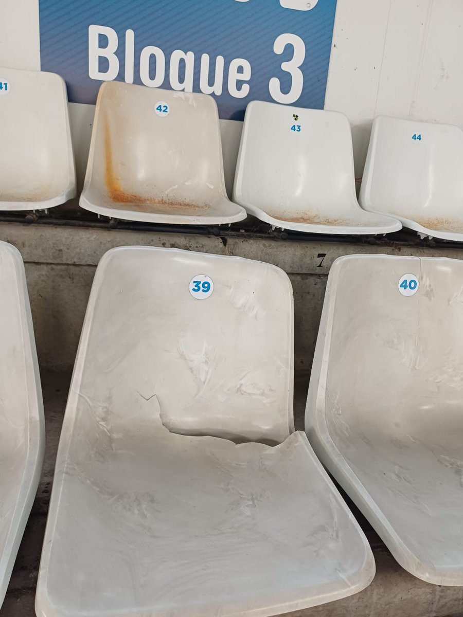prcsantander's tweet photo. Esto se han encontrado los asistentes al Pabellón de #LaAlbericia en la competición de gimnasia rítmica🏟️

Así estaba parte del graderío🪑❌ Una falta de respeto a las familias que nos mandan las fotos y a la imagen de la ciudad. Otra denuncia más sobre este pabellón emblemático https://t.co/v01HKQHfac