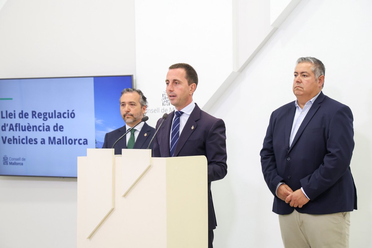 Ll_Galmes's tweet photo. Feim una passa més per protegir la qualitat de vida dels mallorquins i mallorquines. 

Després de 22 reunions amb sectors implicats i forces polítiques- per tal que tiri endavant al màxim consensuada i pugui perdurar al llarg de les legislatures- aquest divendres durem al Ple extraordinari del @ConselldeMca l’aprovació de la Llei de Regulació d’Afluència de Vehicles.

Una norma pionera a l’illa que permetrà establir un sostre a l’entrada de vehicles que no tributen a l’illa, regular els vehicles de lloguer i implantar una taxa amb efecte dissuasiu. Mesures valentes que en cap cas afecten els residents.

Actuam amb responsabilitat davant una realitat evident: l’any 2023 varen entrar a Mallorca 400.000 vehicles pels ports, el doble que el 2017. Un creixement que es va disparar i que inevitablement té repercussió en les nostres infraestructures.

Una regulació que estam convençuts permetrà millorar la qualitat de vida dels mallorquins i contribuirà a preservar el nostre territori.