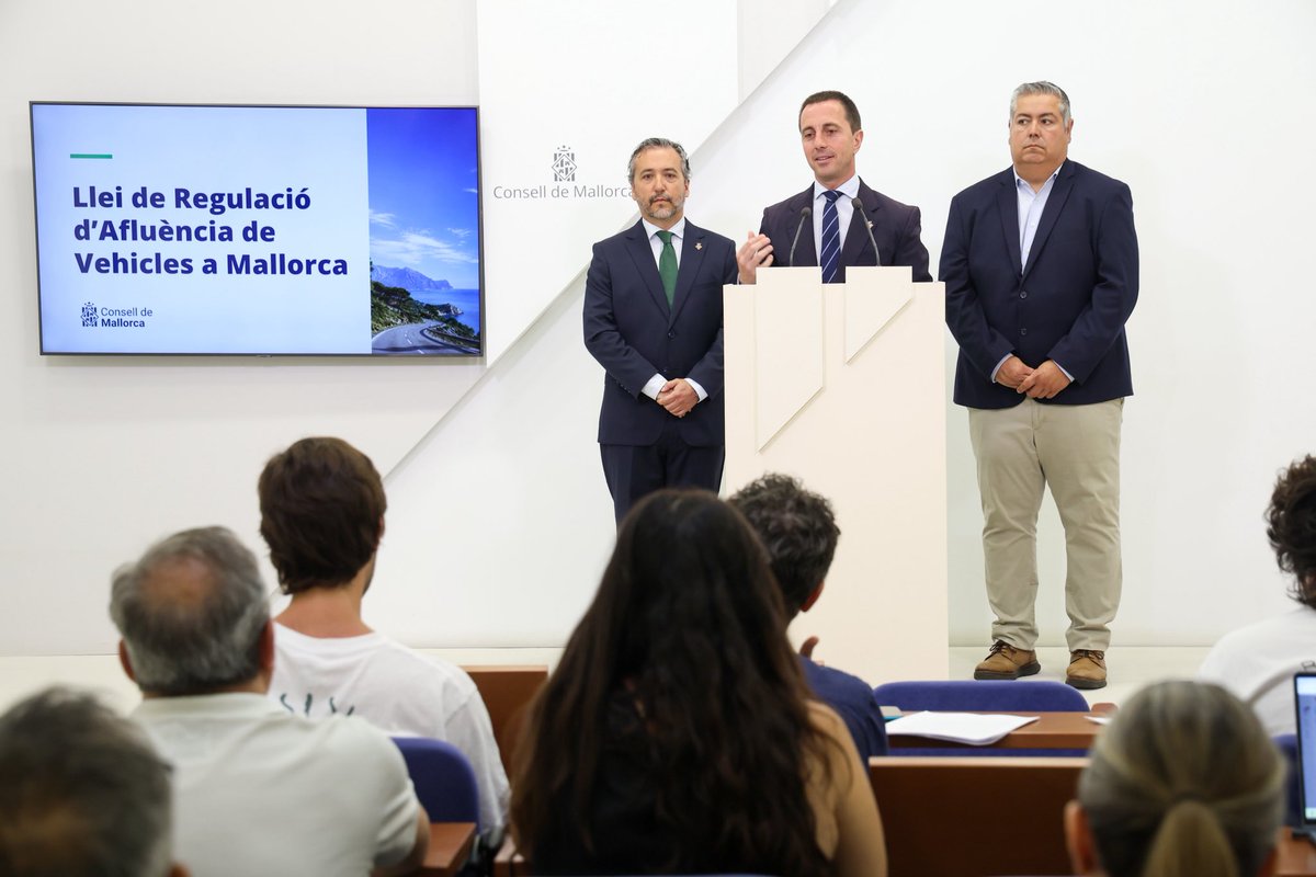 Ll_Galmes's tweet photo. Feim una passa més per protegir la qualitat de vida dels mallorquins i mallorquines. 

Després de 22 reunions amb sectors implicats i forces polítiques- per tal que tiri endavant al màxim consensuada i pugui perdurar al llarg de les legislatures- aquest divendres durem al Ple extraordinari del @ConselldeMca l’aprovació de la Llei de Regulació d’Afluència de Vehicles.

Una norma pionera a l’illa que permetrà establir un sostre a l’entrada de vehicles que no tributen a l’illa, regular els vehicles de lloguer i implantar una taxa amb efecte dissuasiu. Mesures valentes que en cap cas afecten els residents.

Actuam amb responsabilitat davant una realitat evident: l’any 2023 varen entrar a Mallorca 400.000 vehicles pels ports, el doble que el 2017. Un creixement que es va disparar i que inevitablement té repercussió en les nostres infraestructures.

Una regulació que estam convençuts permetrà millorar la qualitat de vida dels mallorquins i contribuirà a preservar el nostre territori.
