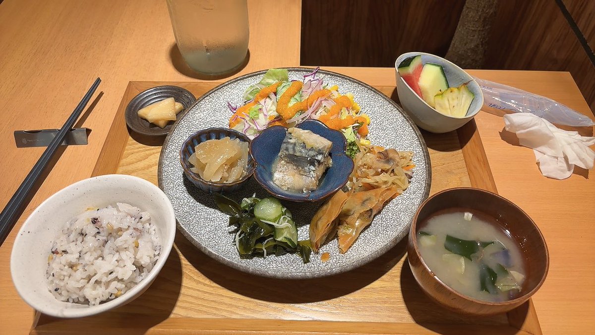 Feb8610's tweet photo. とんでもなく穴場の店を見つけた…
夜の定食1,250円ですって奥さん https://t.co/3pNXwa56aI