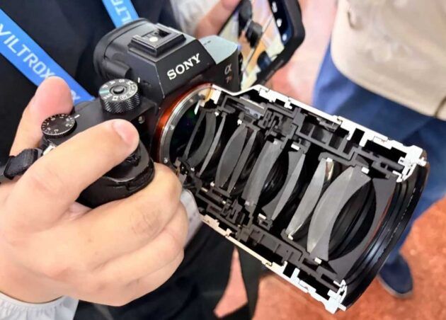 CAMEOTAcom's tweet photo. Viltroxがレンズを半分にカットして撮影。実際に使える展示用カットモデルが話題に 
https://t.co/DSi2zoeUOu
#viltrox https://t.co/Nx8Iy7AJSi