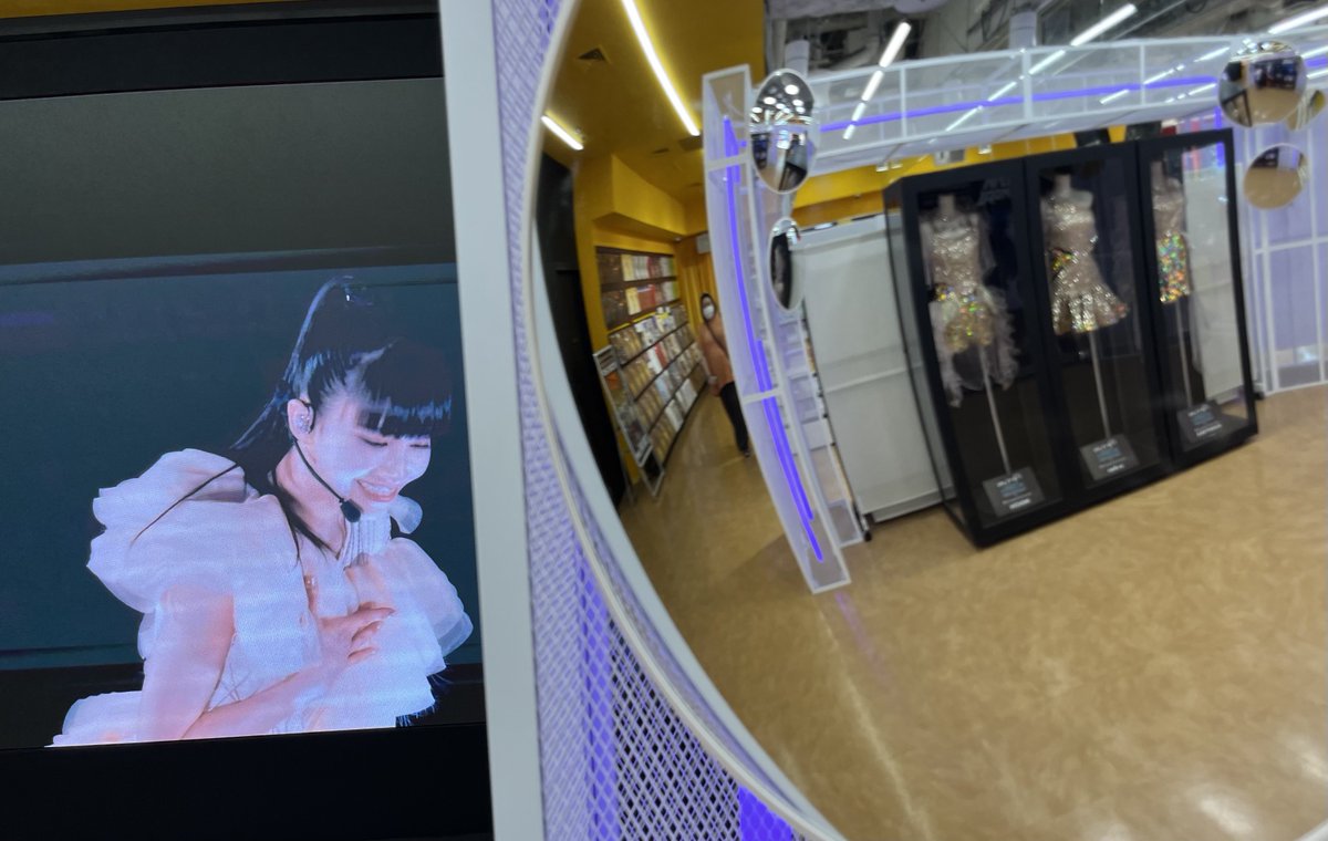 kyrmt5's tweet photo. ネビュラロマンス東京ドーム衣装展示
タワーレコード渋谷店
見納めしてきました🧜‍♀️
ミラーを使ったお写真に挑戦🕺

幸せ空間をありがとうございました

#prfm 
#コールドスリープ https://t.co/vBJdJTm7Nh