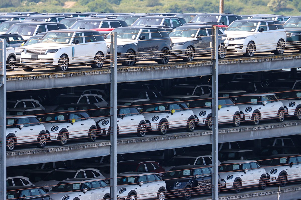 SMMT's tweet photo. 'EU-UK auto trade needs pragmatism not protectionism'

Read our weekly Auto Update from chief exec @MikeHawesSMMT looking at: 

🚗latest UK vehicle production figures suggest stabilisation
🇪🇺why the UK & EU must not sleepwalk into new trade friction
💬SMMT continues to engage with political stakeholders
🚢UK and Gulf Cooperation Council was welcomed by the industry

https://t.co/YXo9O9yy3S