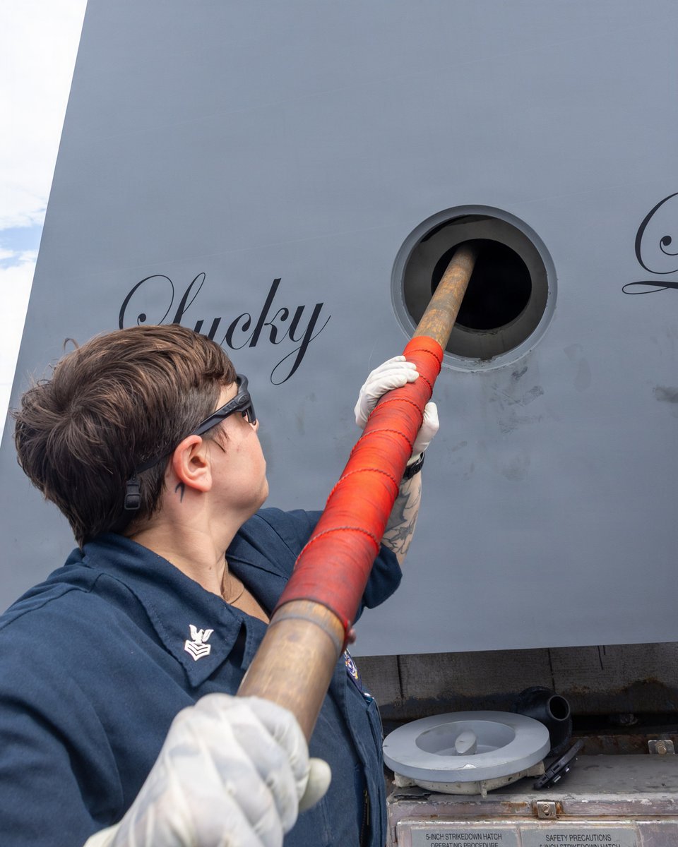 US7thFleet's tweet photo. Polishing the big guns. 💥

USS Mustin Sailors conduct routine barrel cleaning on the Mark 45 5-inch gun. Keeping weapons systems flawlessly maintained guarantees constant readiness to project power and maintain regional stability. 

#NavyReadiness | #US7thFleet https://t.co/zpGp0WTgP6