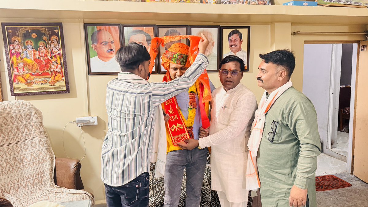 IBiaora's tweet photo. आज ब्यावरा विधायक भाजपा कार्यालय में एमपी सरकार के मंत्री श्री Narayan Singh Panwar जी के निंजी सहायक श्री Rajnikant Sharma को दुपट्टा पहनाकर और मिठाई खिलाकर जन्मदिवस की बधाई एवं शुभकामनाएँ दी। ।#indersinghlovewanshibiaora https://t.co/js9a1uEiQS