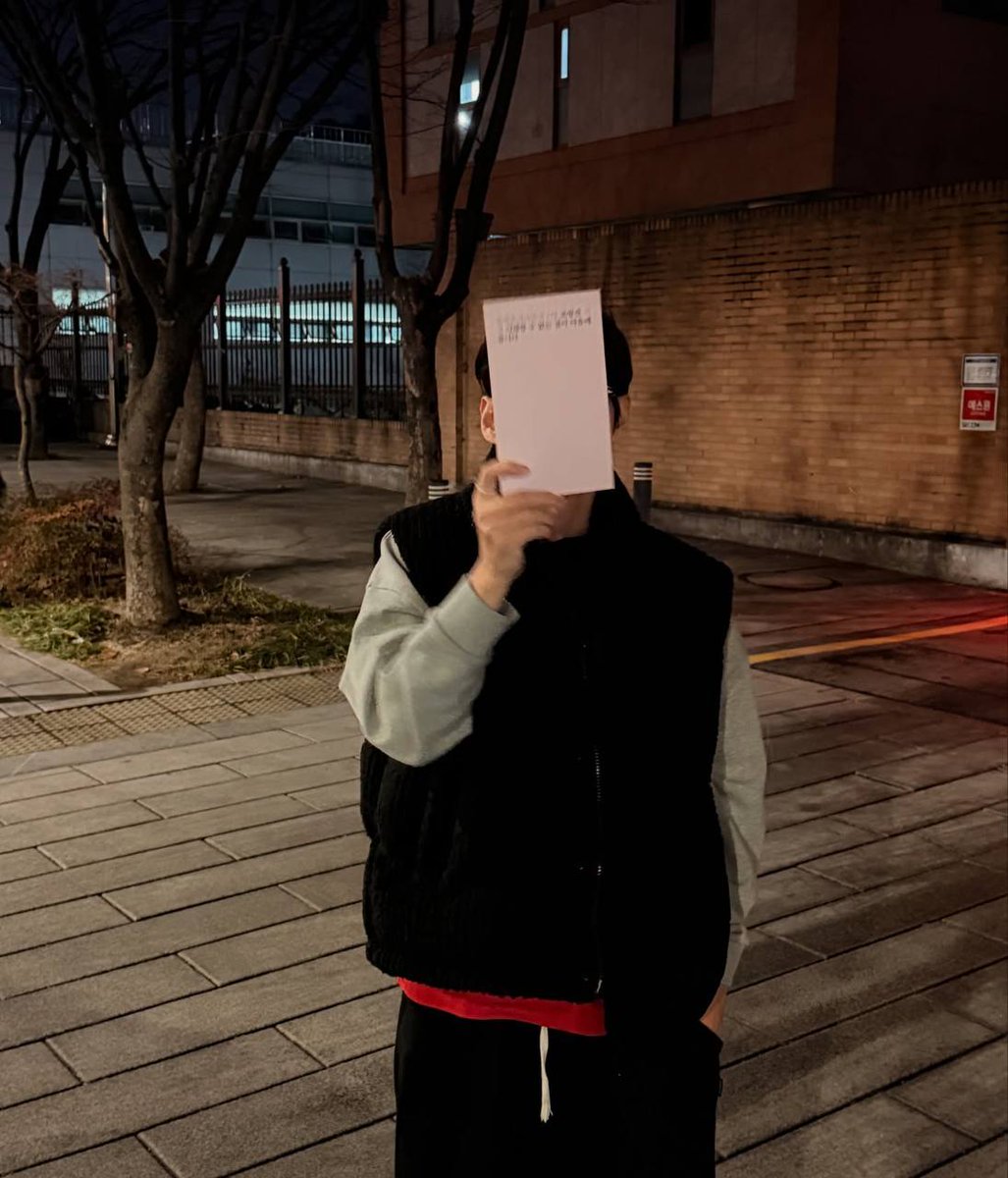 vrntekim's tweet photo. night wraps the streets in soft, quiet shadows, streetlights casting warm gold over concrete and trees. stand light and easy, paper held like a secret, then move with playful grace—blurred, bright, full of life. in this calm evening air, turn simple moments into something warm. https://t.co/sLrieDkejM
