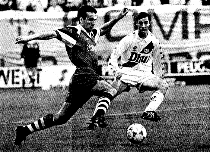 HistCompos's tweet photo. 01/06/1994. El Compos hacía historia en Oviedo. El Tartiere se vestía de gala para disputarse el partido de desempate en el que el equipo de Castro Santos superaba al Rayo Vallecano por 3-1 gracias a los goles de Ohen y José. 

📷 La Voz de Galicia https://t.co/0F6IL32Qia