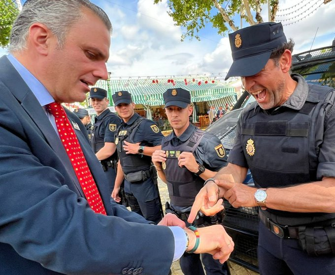 monteolivetanus's tweet photo. El problema es que le tienen más respeto y simpatía a cualquier fascista que a una profesora. https://t.co/VL1dHScnnE