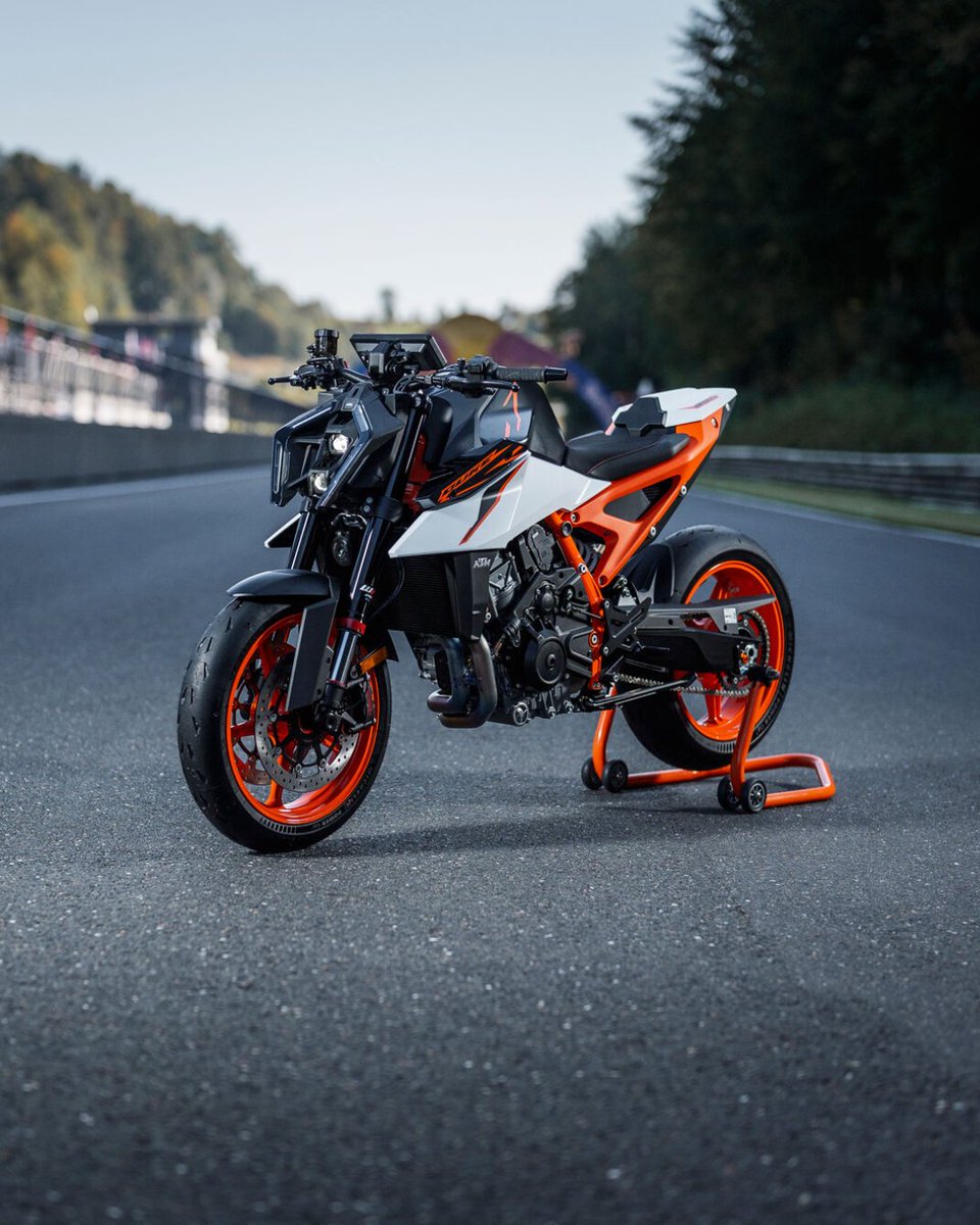 KTM_UK's tweet photo. Turning up the heat with 360° of pure sports naked aggression.🔥

The KTM 990 DUKE R. https://t.co/YpNLH5V0dx

#KTM #ReadyToRace #Naked #KTM990DukeR #ThePunisher https://t.co/V7FXeRznN9