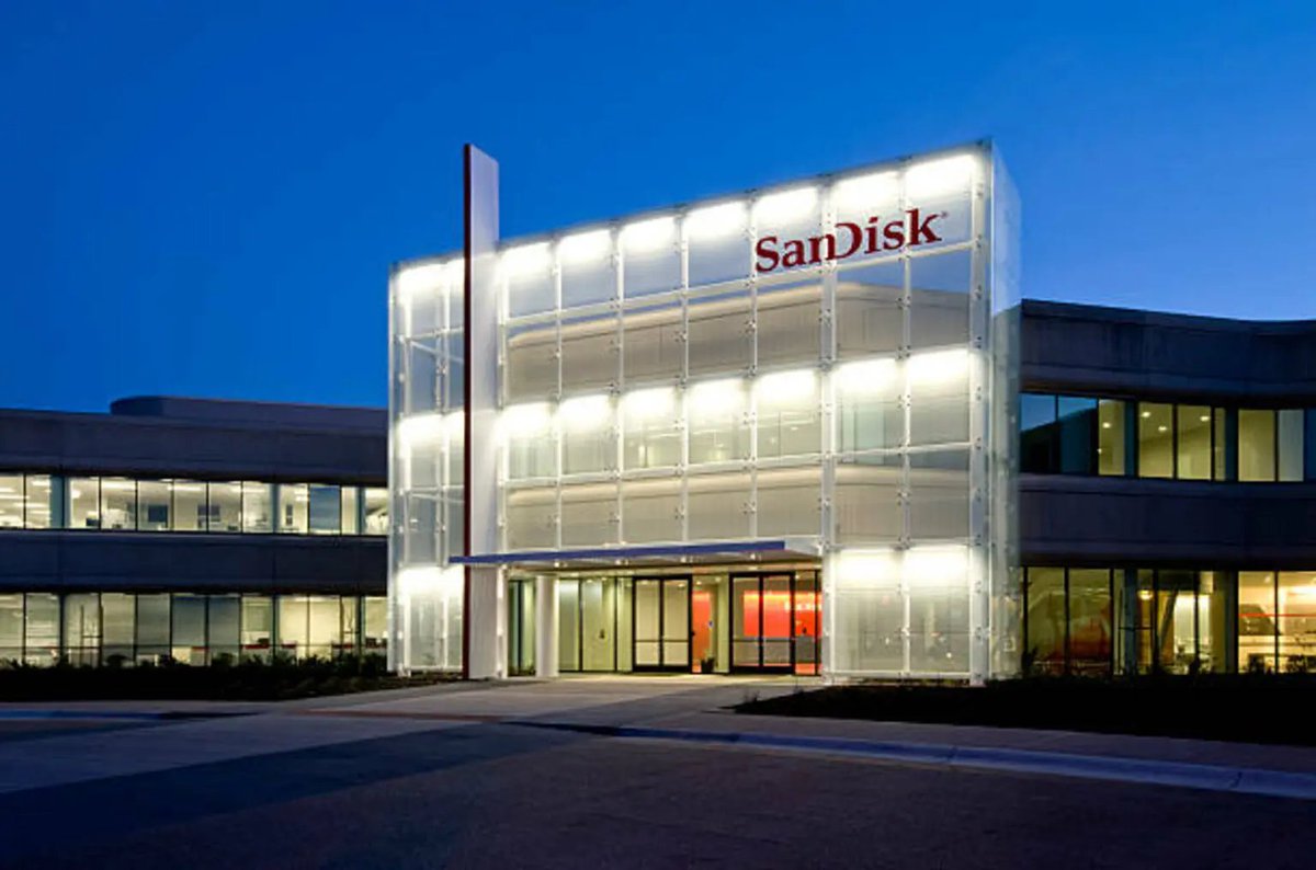 WallStAlphaPro's tweet photo. SanDisk just got one of the wildest price targets on Wall Street...

$SNDK saw Susquehanna raise its target to $3,250 from $2,000, highlighting tight memory supply, stronger NAND pricing and AI-driven SSD demand.

👉 Analyst Ratings: 3 Strong Buy, 19 Buy, 3 Hold, 0 Sell. https://t.co/ByEXhP3xv0
