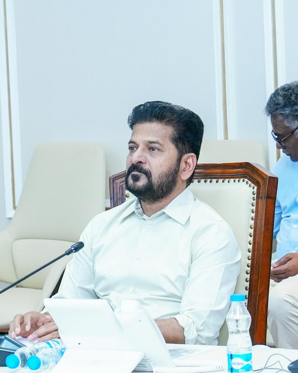 revanth_anumula's tweet photo. వర్షాకాల సన్నద్ధతపై రాష్ట్ర సచివాలయంలో వ్యవసాయ, నీటి పారుదల, పట్టణాభివృద్ది, పంచాయతీ రాజ్, ఆరోగ్య, హోం, హైడ్రా, విపత్తు నిర్వహణ, అగ్నిమాపక శాఖల ఉన్నతాధికారులతో సమీక్ష నిర్వహించాను. 

ఈ సంవత్సరం వర్షపాత పరిస్థితి, ఎల్ నినో ప్రభావం, ఇతర అంశాలపై వాతావరణ శాఖ అధికారులు పవర్ పాయింట్ ప్రజంటేషన్ తో వివరించారు. 

వర్షాభావ పరిస్థితులపై రైతులకు అవగాహన కల్పించాలని, తక్కువ నీరు వినియోగించుకునే పంటలపై వారిని చైతన్య పరచాలని అధికారులకు సూచించాను. పంట మార్పిడి, పంటల వైవిధ్యత ప్రాధాన్యాన్ని అన్నదాతలకు వివరించాలని కోరాను. 

సాగునీటి ప్రాజెక్టుల మెయింటెనెన్స్ పనులపై ఆరా తీశాను. గేట్లు, ఇతర నిర్వహణ పనులు యుద్ధప్రాతిపదికన పూర్తి చేయాలని ఆదేశించాను. మెయింటెనెన్స్ కు అవసరమైన నిధులు తక్షణమే విడుదల చేయాలని ఆదేశించాను. 

విపత్తుల సమయంలో ప్రాణ నష్టం, ఆస్తి నష్టం, పశు నష్టం జరగకుండా ముందు జాగ్రత్తలు తీసుకోవాలని, అనివార్య పరిస్థితిలో నష్టం సంభవిస్తే
తక్షణమే స్పందించేలా కార్యచరణ ఉండాలని సూచించాను.

ఈ సమీక్షలో ప్రభుత్వ ప్రధాన కార్యదర్శి శ్రీ రామకృష్ణా రావు, డీజీపీ శ్రీ సీవీ ఆనంద్ పాల్గొన్నారు.

#Telangana
#DisasterManagement
#FarmerWelfare
#WaterManagement
#PublicSafety
#PeopleFirstGovernance
#PrajaPalana