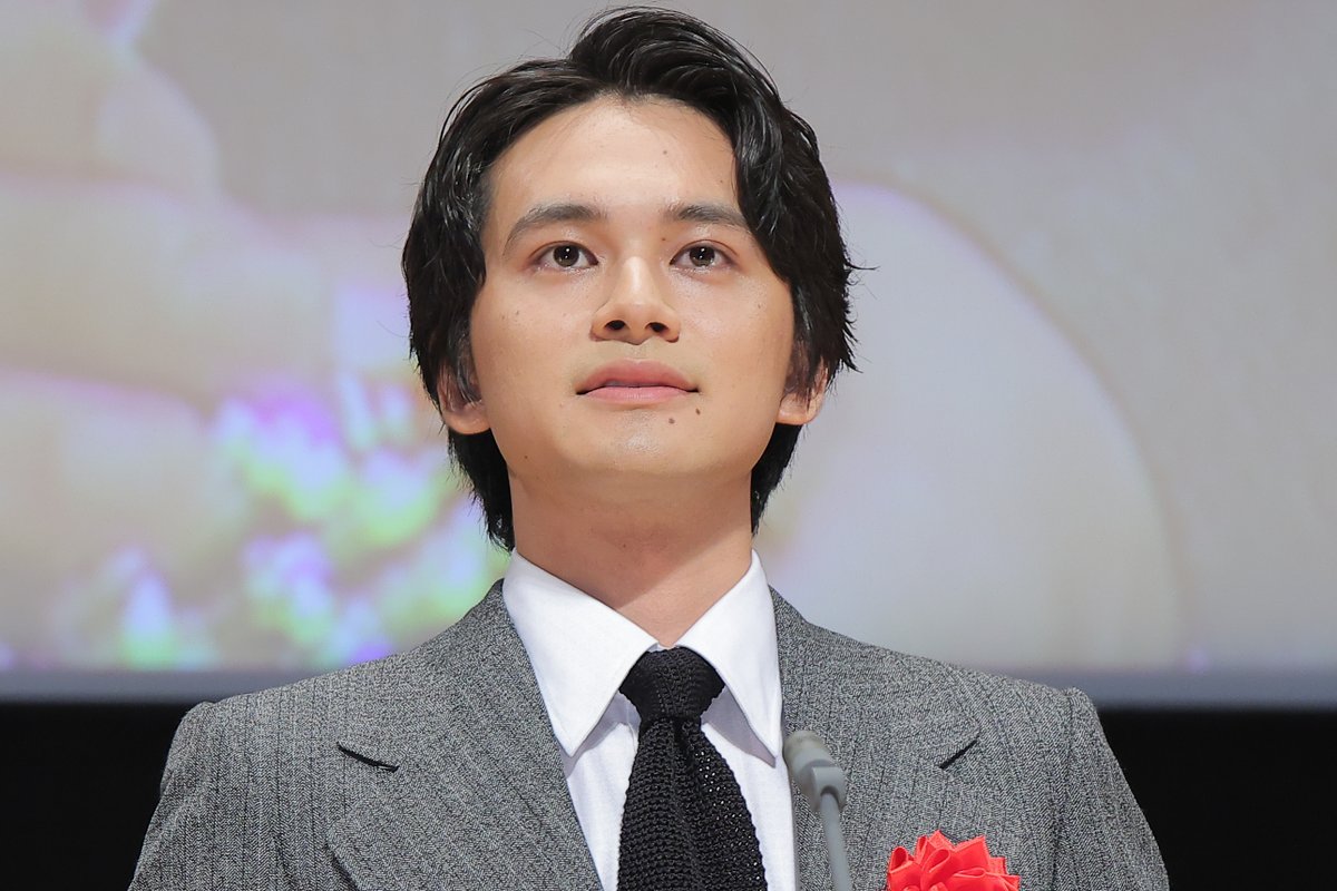 encountofficial's tweet photo. ┎┈┈┈┈┈┈┈┈┈┈ 🎥. :.。.
 　第35回日本映画批評家大賞
　　　　💐授賞式💐
 。.: .🎥┈┈┈┈┈┈┈┈┈┈┚

#北村匠海 さん、#映画愚か者の身分 にて
主演男優賞を受賞❕

「なぜ自分なのか、というのが率直に抱いた感情ではありました」

共演の #綾野剛 さんについては❔
■ https://t.co/wEFrFJ1K3T

#映画批評家大賞 #映画批評家大賞2026 ＠jmcao1991