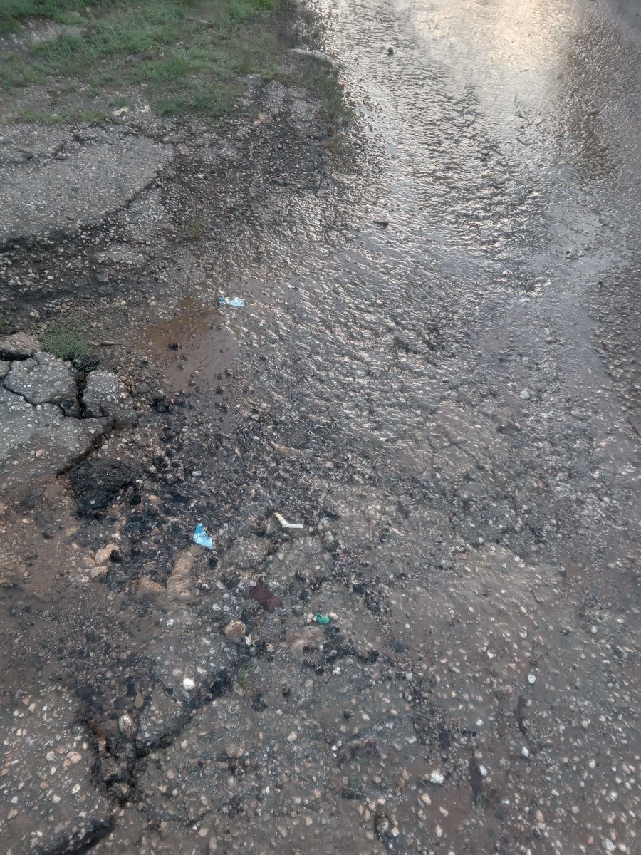 kaschiefedwards's tweet photo. Top of the morning to guys @NWCjam please take note of the following. This has been going on for the past 2 weeks and it's yet to be rectified. We can't afford to be wasting water at this time.
Orangefield St Catherine is where this is, but feel free to reach out for more info. https://t.co/jen8KLnI6U