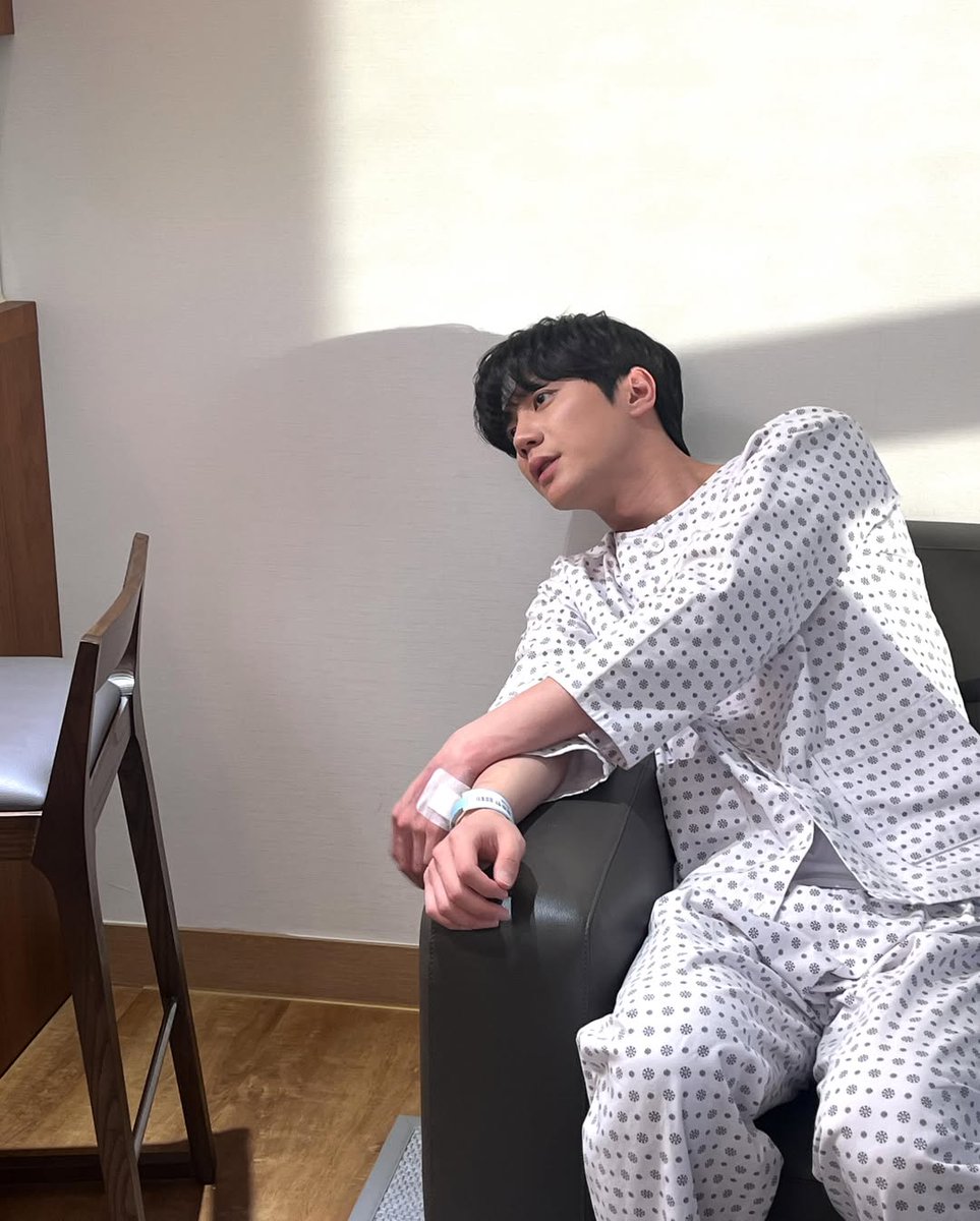 adorejunyoung's tweet photo. 260601 Lee Junyoung IG (1/3)

Hwang Junhyun, Kang Yongho #RebornRookie

#이준영 #LEEJUNYOUNG #신입사원강회장 https://t.co/9t6j84qFbs
