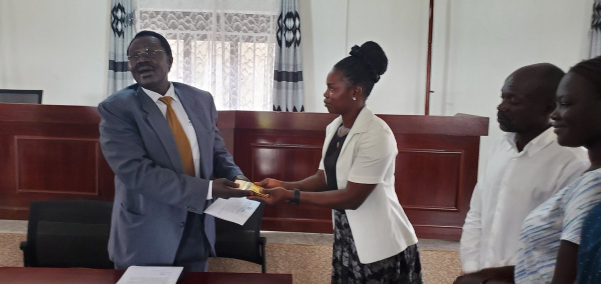 PATRICKUMA's tweet photo. Update:
Acholi Cultural Institution donates 5 million shillings to a Youth group identified as Ker-Kwaro Acholi Youth Savings and Investment group based in Gulu City
The Paramount Chief was represented at the function by the deputy Prime Minister Martin Okumu @ChimpReports https://t.co/PZb3GTwfSQ