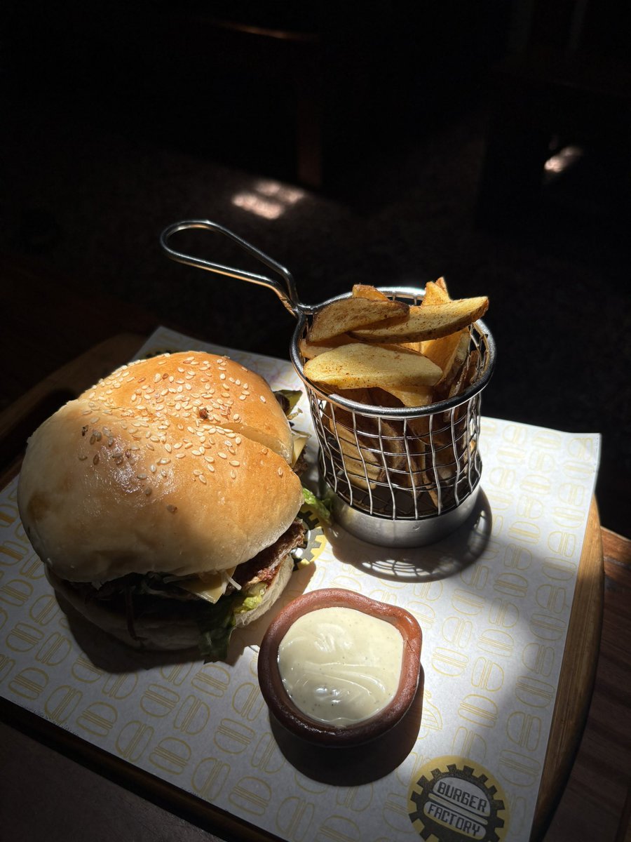 Parth_dlv's tweet photo. I get the hype of burger factory, crazy shi https://t.co/kA6D3H8ZLi