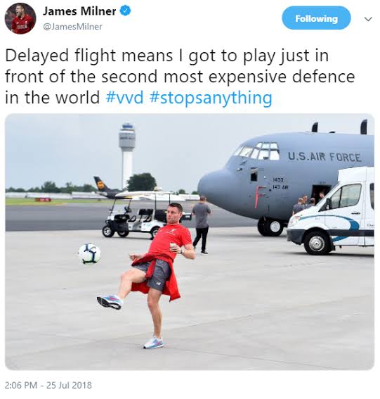 Windekind_Budi's tweet photo. Kalo rangorang terkenal acap ngerasa keganggu sama akun medsos parodi yang pake namanya, James Milner justru sebaliknya.

Tahun 2013, ada akun Twitter parodi @BoringMilner yang sering ngetwit lucu perkara sepakbola dll. Dikasih nama Boring buat ngegambarin sosok lain Milner yang aslinya profesional tapi nemu keseruan di dunia maya 😂

Tahun 2018, Milner beneran bikin akun Twitter. Alih-alih serius, dia justru nerusin apa yang dicitrakan Si Boring. Banyak cuitannya yang nggelitik & bikin ketawa.

Milner bahkan ngaku kalo akun Twitter ofisialnya diurus sendiri tanpa admin 😆

Happy retirement, Pak @BoringMilner , eh @JamesMilner 💪😁