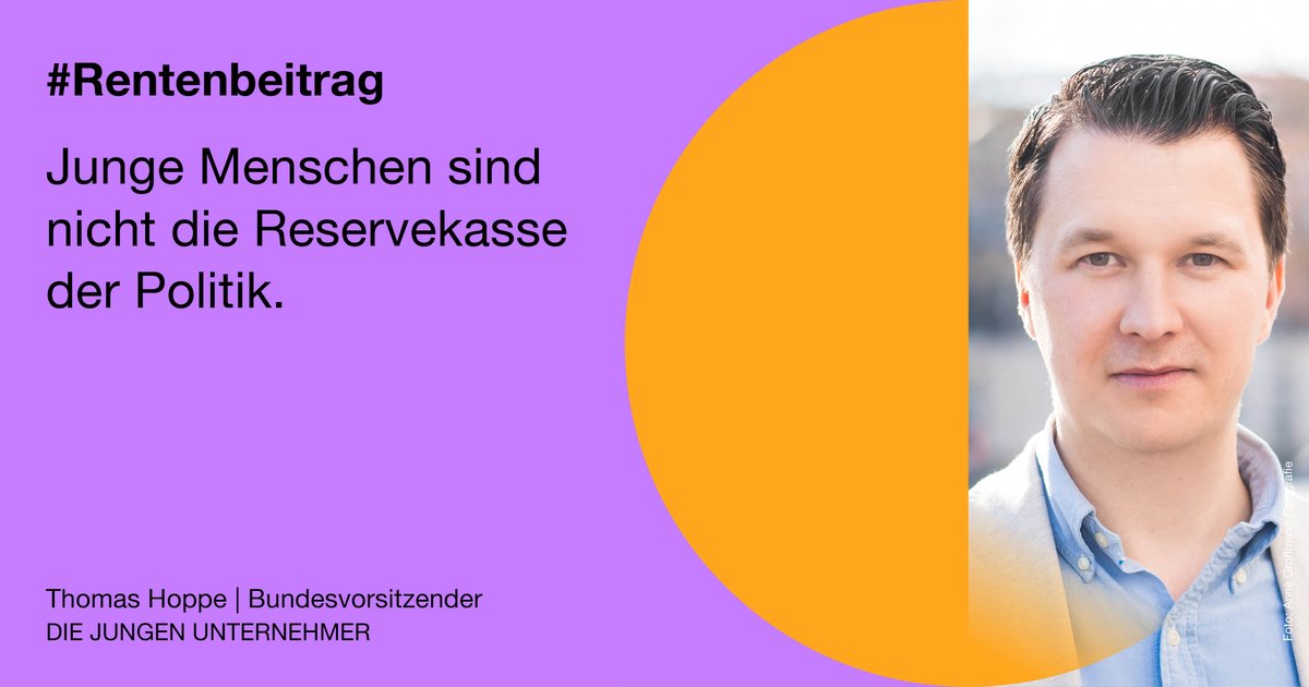 JungUnt's tweet photo. 📈 Die Deutsche Rentenversicherung rechnet damit, dass der Beitragssatz zur gesetzlichen Rentenversicherung zum 1. Januar 2028 von derzeit 18,6 auf 19,9 Prozent steigt. Für DIE JUNGEN UNTERNEHMER ist diese Entwicklung ein weiterer Beleg dafür, dass das derzeitige Finanzierungsmodell der sozialen Sicherungssysteme nicht mehr tragfähig ist. Der Verband fordert die Bundesregierung und die Rentenkommission auf, die demographischen Realitäten endlich anzuerkennen und eine umfassende Reform der gesetzlichen Rente auf den Weg zu bringen.

 Thomas Hoppe, Bundesvorsitzender von DIE JUNGEN UNTERNEHMER:

🗣️ „Die Prognose der Rentenversicherung ist eine Bankrotterklärung für die bisherige Rentenpolitik. Wenn der Rentenbeitrag innerhalb weniger Jahre auf 19,9 Prozent geradezu explodiert, ist es völlig unverständlich, dass Schwarz-Rot immer noch neue Leistungsversprechen abgibt und den Mechanismus abschafft, der die Unterfinanzierung des Rentensystems bisher wenigstens gebremst hat. Wer Rentenniveaus politisch garantiert, ohne die Finanzierung dauerhaft zu sichern, wälzt die steigenden Kosten vor allem auf junge Menschen ab. Wer einen sozialversicherungspflichtigen Job hat, muss immer mehr vom Bruttoeinkommen abgeben. Und wer noch ein ganzes Berufsleben vor sich hat, wird finanziell geradezu geschädigt.

 Junge Menschen sind nicht die Reservekasse der Politik.

💸 Schon heute spüren Millionen Arbeitnehmer die Belastung durch immer höhere Sozialabgaben. Von jeder Lohnerhöhung kommt netto nur ein Bruchteil an. Gleichzeitig steigen die Arbeitskosten für die Unternehmen. Das schwächt die Leistungsbereitschaft, erschwert Investitionen und kostet Wettbewerbsfähigkeit. Wer Arbeit immer teurer macht, darf sich nicht wundern, wenn Wachstum, Beschäftigung und Wohlstand auf der Strecke bleiben.

 Deutschland braucht endlich eine grundlegende Neuausrichtung der Alterssicherung. Dazu gehören eine deutlich stärkere kapitalgedeckte Vorsorge, wirksame Anreize für längere Erwerbstätigkeit und eine ehrliche Debatte darüber, was die gesetzliche Rente künftig leisten kann und was nicht. Generationengerechtigkeit bedeutet, dass jede Generation einen fairen Beitrag leistet – und nicht, dass die Rechnung immer an die nächste weitergereicht wird.

⏳ Die Rentenkommission steht vor einer historischen Verantwortung. Sie muss die Probleme lösen. Deutschland braucht eine Rentenreform, die auch in zwanzig oder dreißig Jahren noch tragfähig ist. Wer heute aus Angst vor unbequemen Entscheidungen wegschaut, macht die Belastungen für junge Menschen und Unternehmen morgen nur noch größer.

 Die junge Generation darf nicht länger als Reservekasse der Politik behandelt werden. Jede Reform, die heute unterbleibt, wird morgen teurer – finanziell, wirtschaftlich und gesellschaftlich.“
