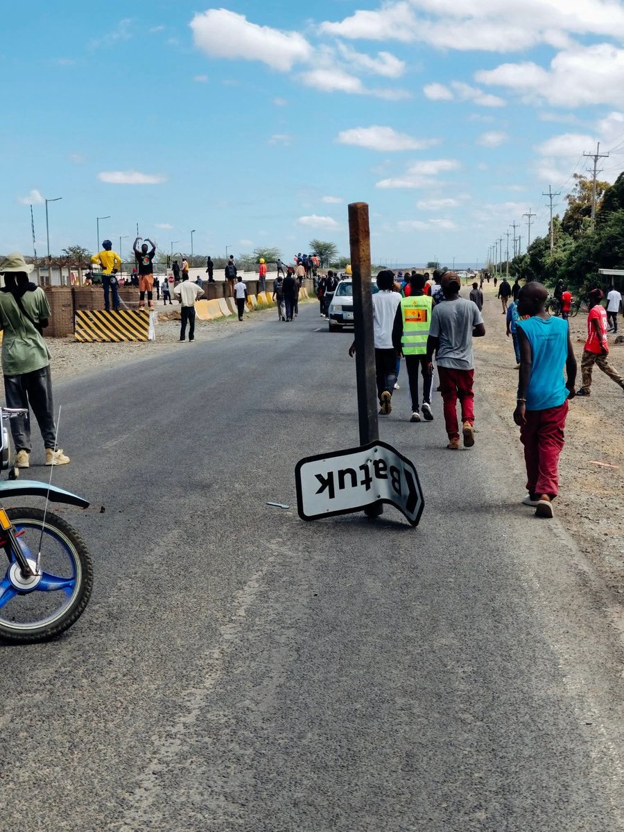 lu_kei's tweet photo. Maandamano ya Nanyuki imefika British army Nyati Barracks, ata Batuk signpost wamepita nayo. https://t.co/2dgfeOJ0L9