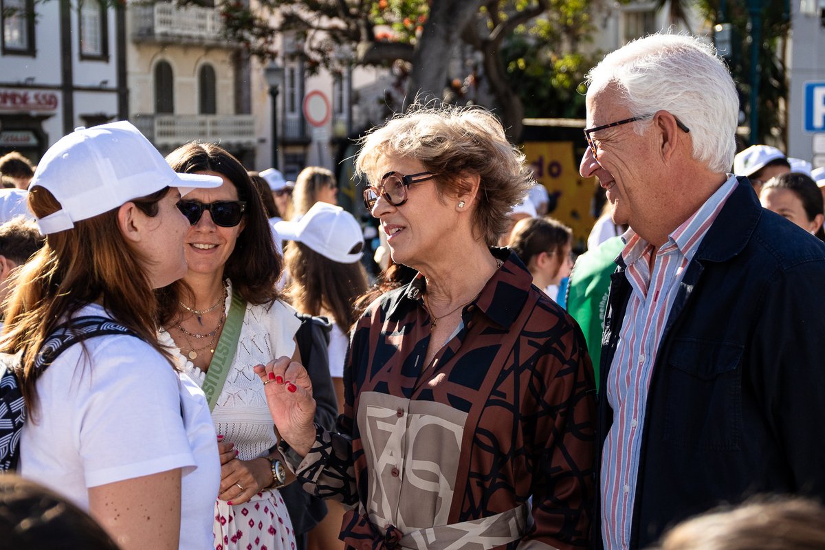 munfunchal's tweet photo. Inicia-se hoje a Semana do Ambiente, da Câmara Municipal do Funchal

Dezenas de alunos da EBS Dr. Ângelo Augusto da Silva participam em acção de limpeza para retirar beatas do chão, percorrendo a Praça do Município e a Praça do Mar entre as 09h00 e as 13h00. https://t.co/nsa8RbC5Fg